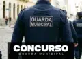 Agentes da Guarda Municipal em uniforme azul-marinho com inscrição nas costas durante patrulhamento urbano
