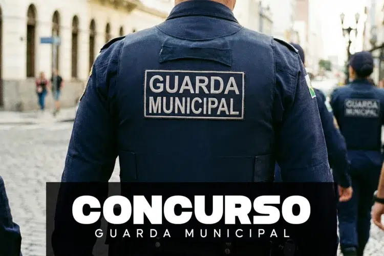 Agentes da Guarda Municipal em uniforme azul-marinho com inscrição nas costas durante patrulhamento urbano