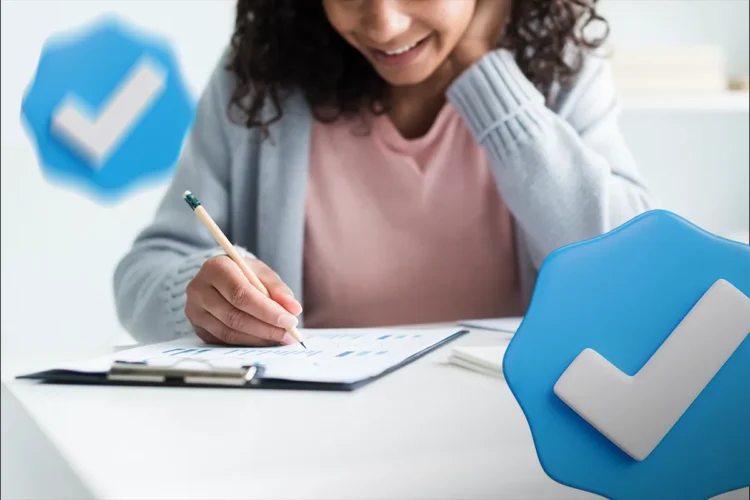 Itapecerica da Serra-SP: prefeitura lança concurso público com oportunidades para diversos níveis de escolaridade 2 Mulher jovem escreve em formulário com lápis; símbolos de verificação azul em destaque