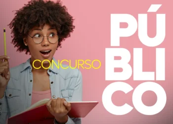 Mulher negra com cabelo afro e óculos segura caderno vermelho e lápis, expressão surpresa, texto “Concurso Público”.