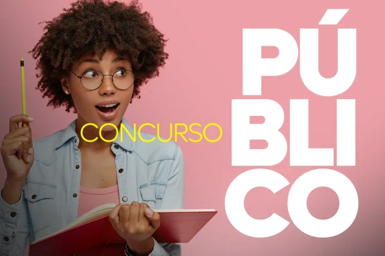 Mulher negra com cabelo afro e óculos segura caderno vermelho e lápis, expressão surpresa, texto “Concurso Público”.