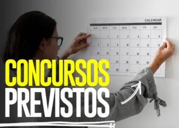 Mulher de óculos pendura calendário grande na parede com texto concursos previstos em amarelo e branco