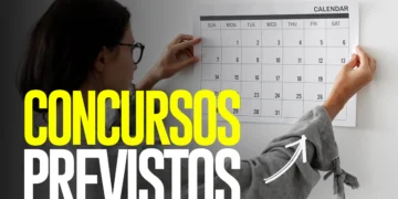 Governador autoriza concurso da PC TO com 452 vagas - Veja o que se sabe até agora 8 Mulher de óculos pendura calendário grande na parede com texto concursos previstos em amarelo e branco