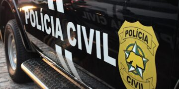 Lateral de viatura preta da Polícia Civil com brasão dourado e nome da corporação em destaque