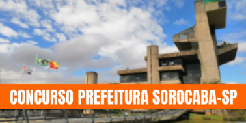 Prédio moderno, três bandeiras hasteadas, faixa laranja com texto sobre concurso público