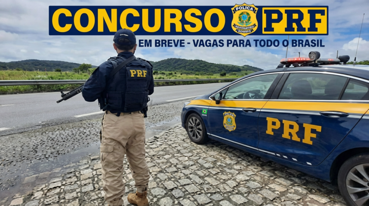 Policial rodoviário federal armado ao lado de viatura PRF em rodovia pavimentada com paisagem montanhosa