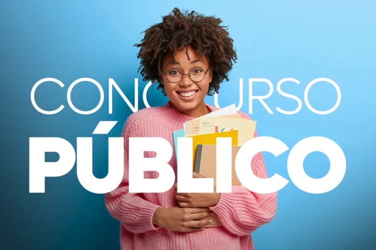 Mulher jovem de óculos, cabelo cacheado, segurando pastas coloridas, sorrindo em frente a fundo azul com texto “CONCURSO PÚBLICO”