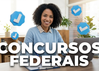 Mulher negra de cabelo crespo e suéter azul trabalha em laptop com texto "Concursos Federais" em primeiro plano