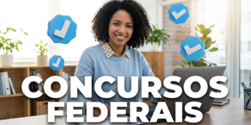 Mulher negra de cabelo crespo e suéter azul trabalha em laptop com texto "Concursos Federais" em primeiro plano