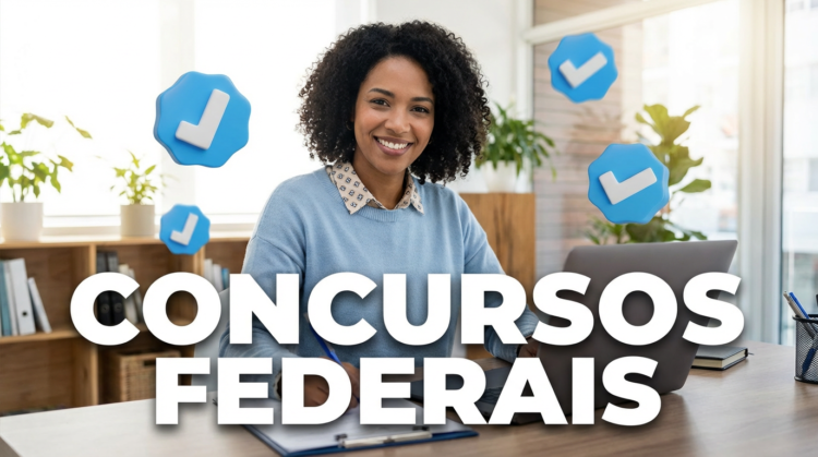 Mulher negra de cabelo crespo e suéter azul trabalha em laptop com texto "Concursos Federais" em primeiro plano