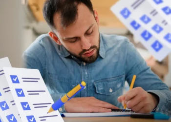 Homem escrevendo em caderno com ícones de checklist ao redor representando o Processo seletivo Sítio do Mato BA 2026