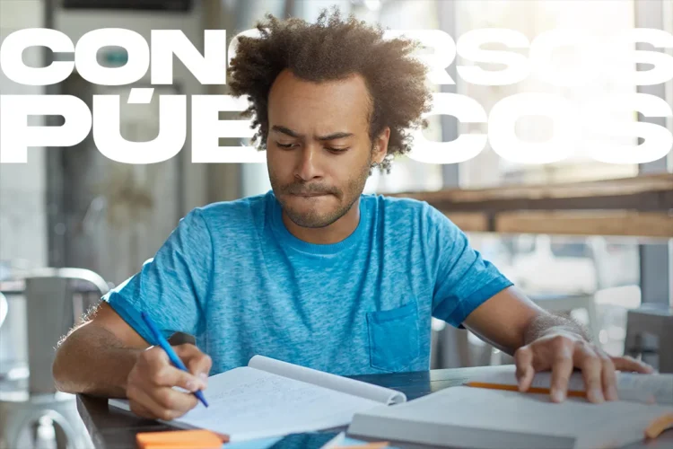 Vaga para Professor na Unifesp paga R$ 8,3 mil; saiba os requisitos 2 Jovem negro de cabelo crespo, camiseta azul, escreve em caderno com caneta enquanto estuda em ambiente interno.